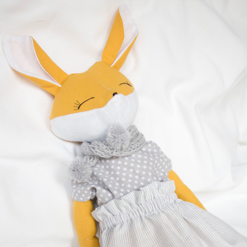 Lesná líška v šedom