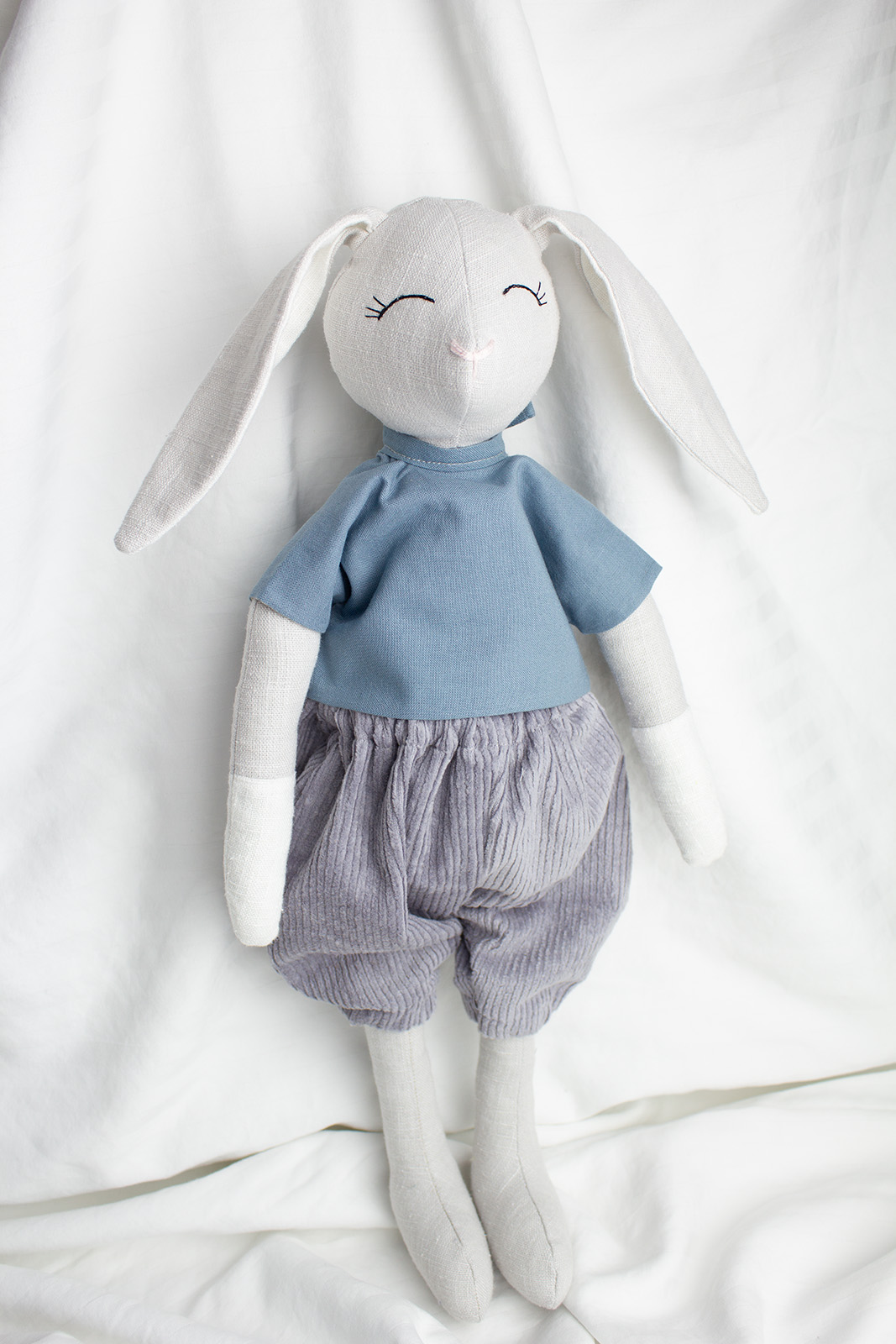 Zajačik v šedých menčestrákoch