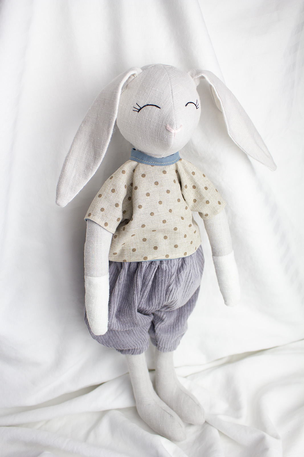 Zajačik v šedých menčestrákoch