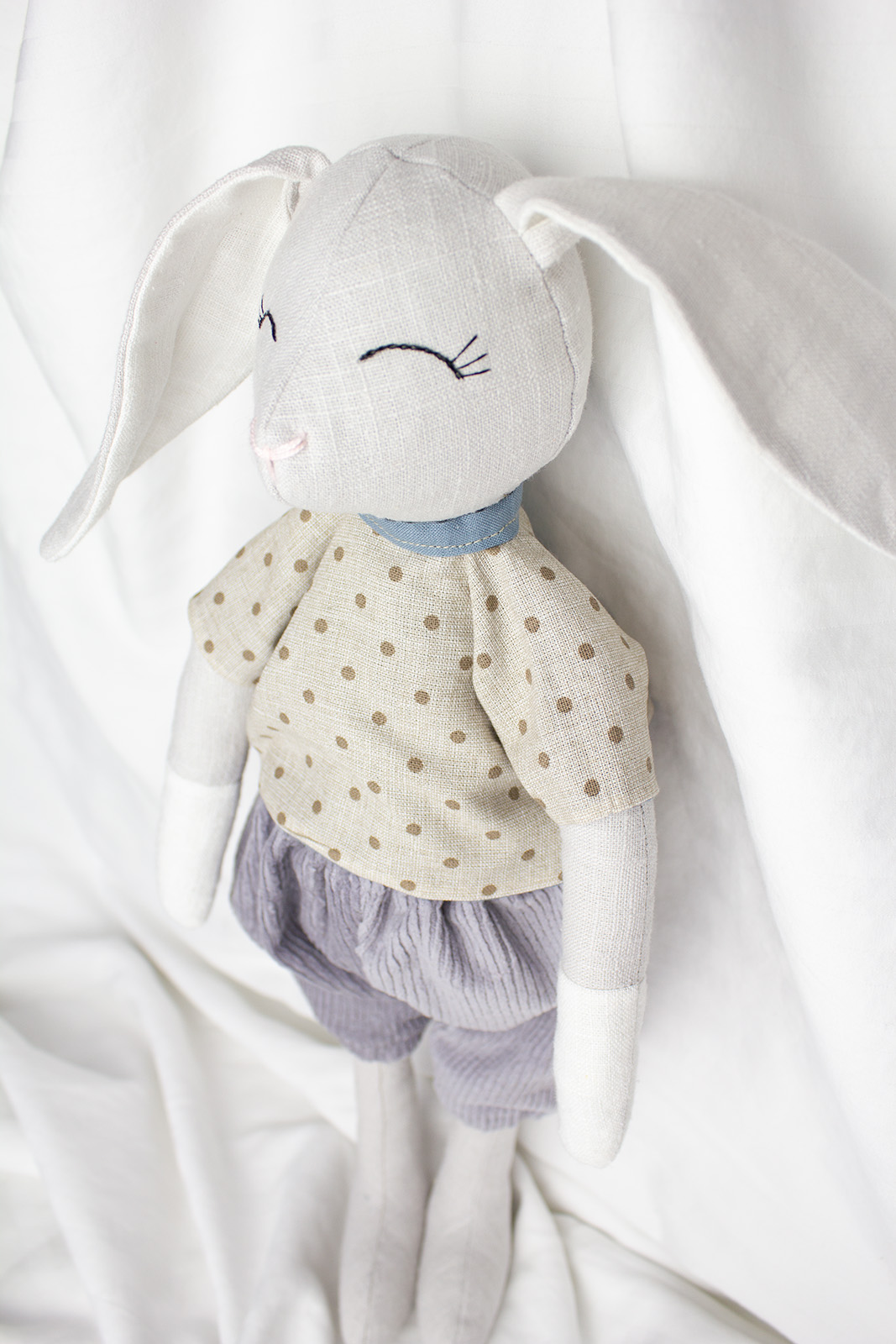 Zajačik v šedých menčestrákoch