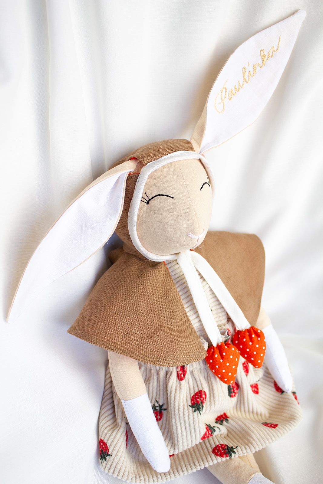 Jahôdkový zajačik s pelerínkou
