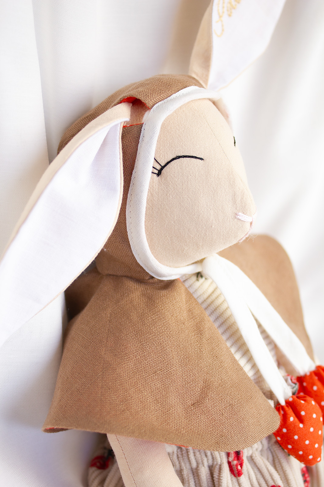 Jahôdkový zajačik s pelerínkou